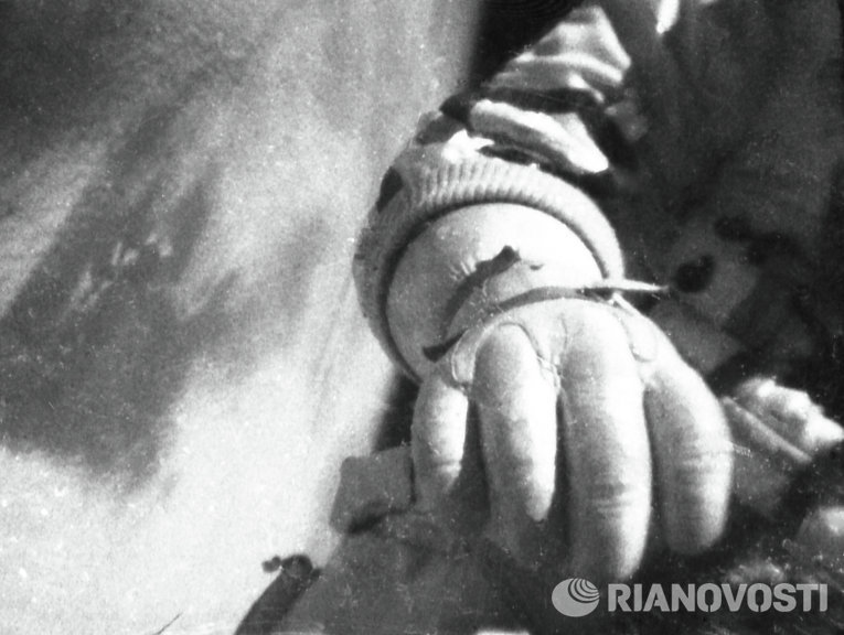 Ровно 52 года назад человек впервые вышел в открытый космос Ровно 52 года назад человек впервые вышел в открытый космос