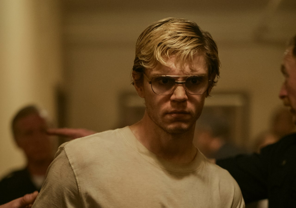 Сериал про Джеффри Дамера от Netflix собрал более 1 млрд часов просмотров — EcoGamer Сериал про Джеффри Дамера от Netflix собрал более 1 млрд часов просмотров
